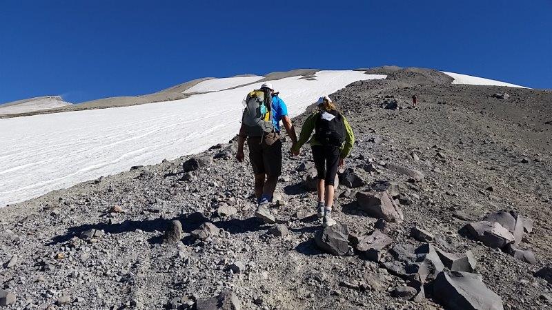 Fellow_hikers_on_the_way_to_the_summit_of_Mt._St._Helens[1]